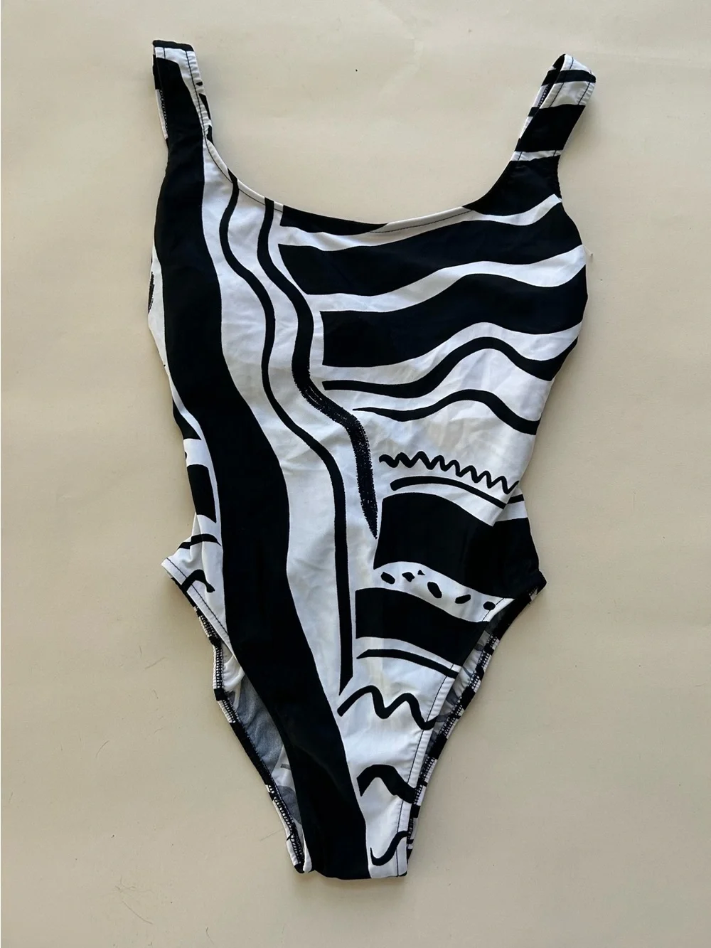 Black & White Abstract Scoop Neck One-Piece Swimsuit size 8 NEW VIEWPOINT